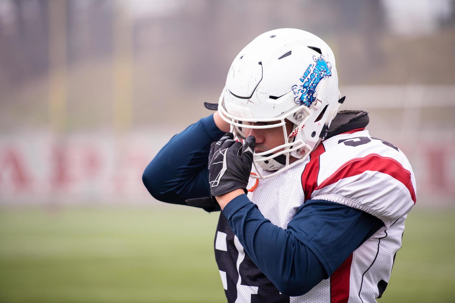 ritratto di giovane fiducioso americano calcio giocatore foto