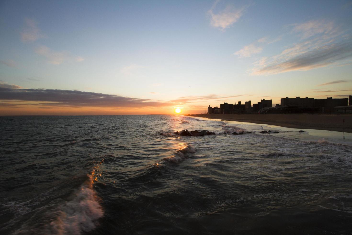 vista di una città in riva al mare al tramonto foto