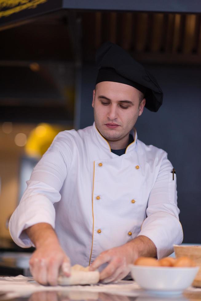 capocuoco mani preparazione Impasto per Pizza foto