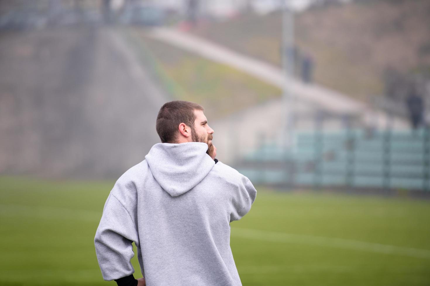 americano calcio giocatore riscaldamento su e allungamento foto