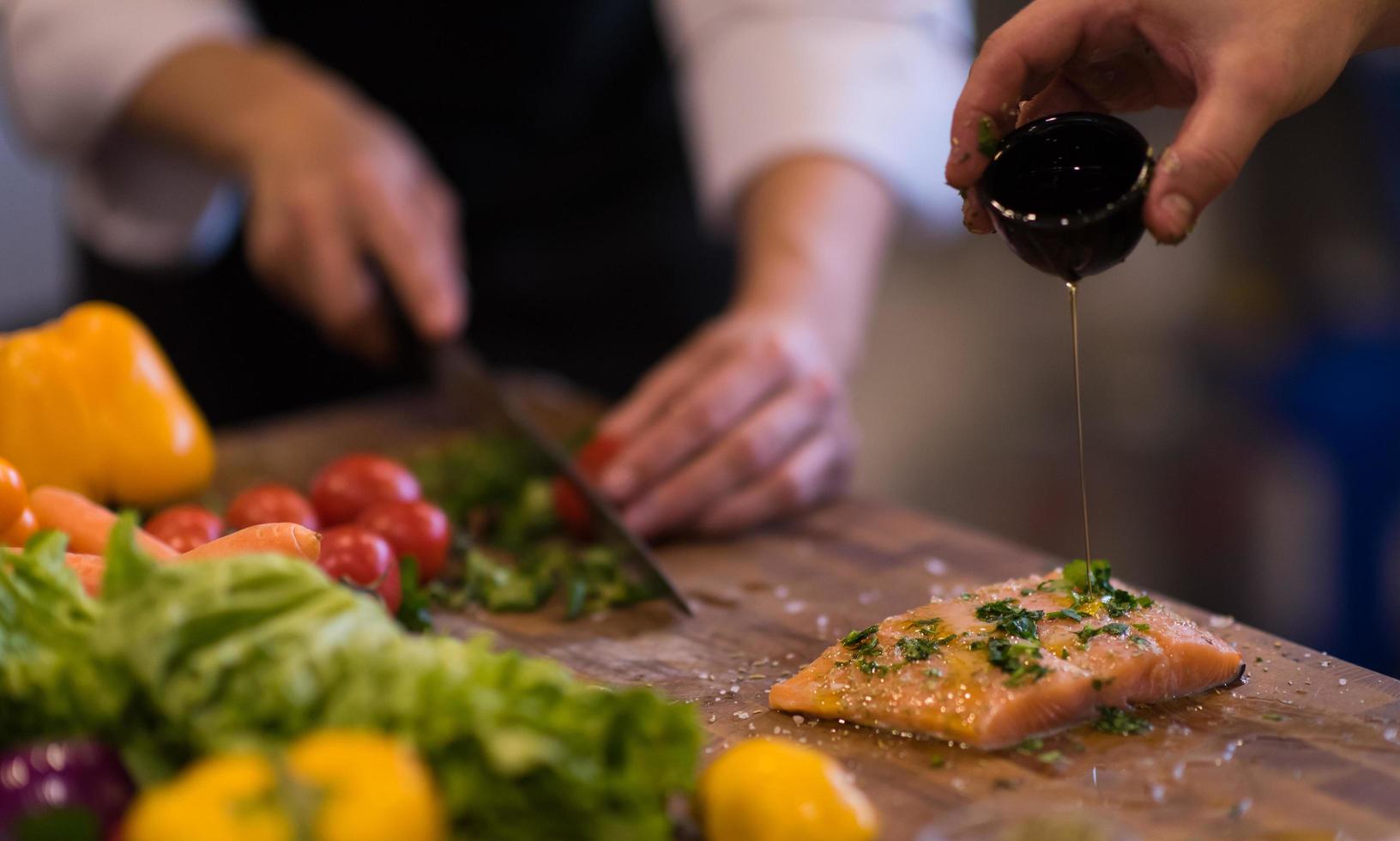 capocuoco mani preparazione marinato salmone pesce foto