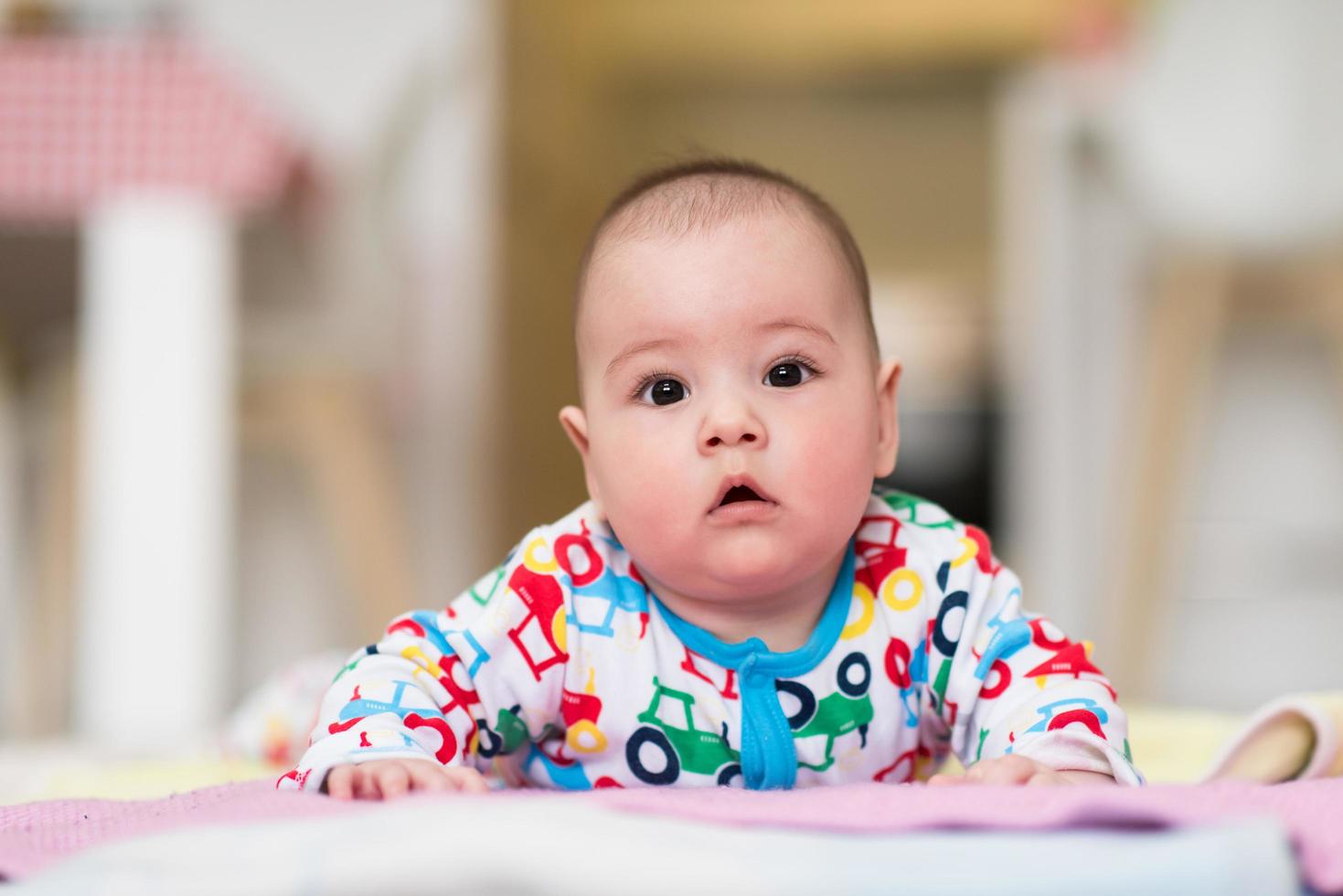 neonato bambino ragazzo giocando su il pavimento foto