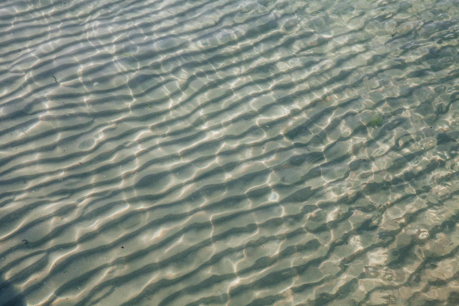 acqua limpida durante il giorno foto