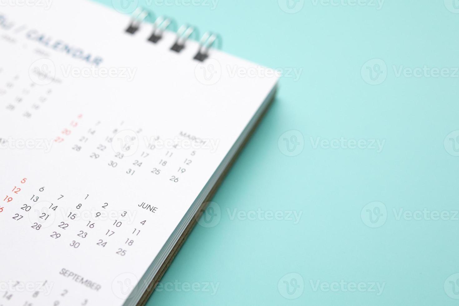 calendario pagina su blu sfondo attività commerciale pianificazione appuntamento incontro concetto foto