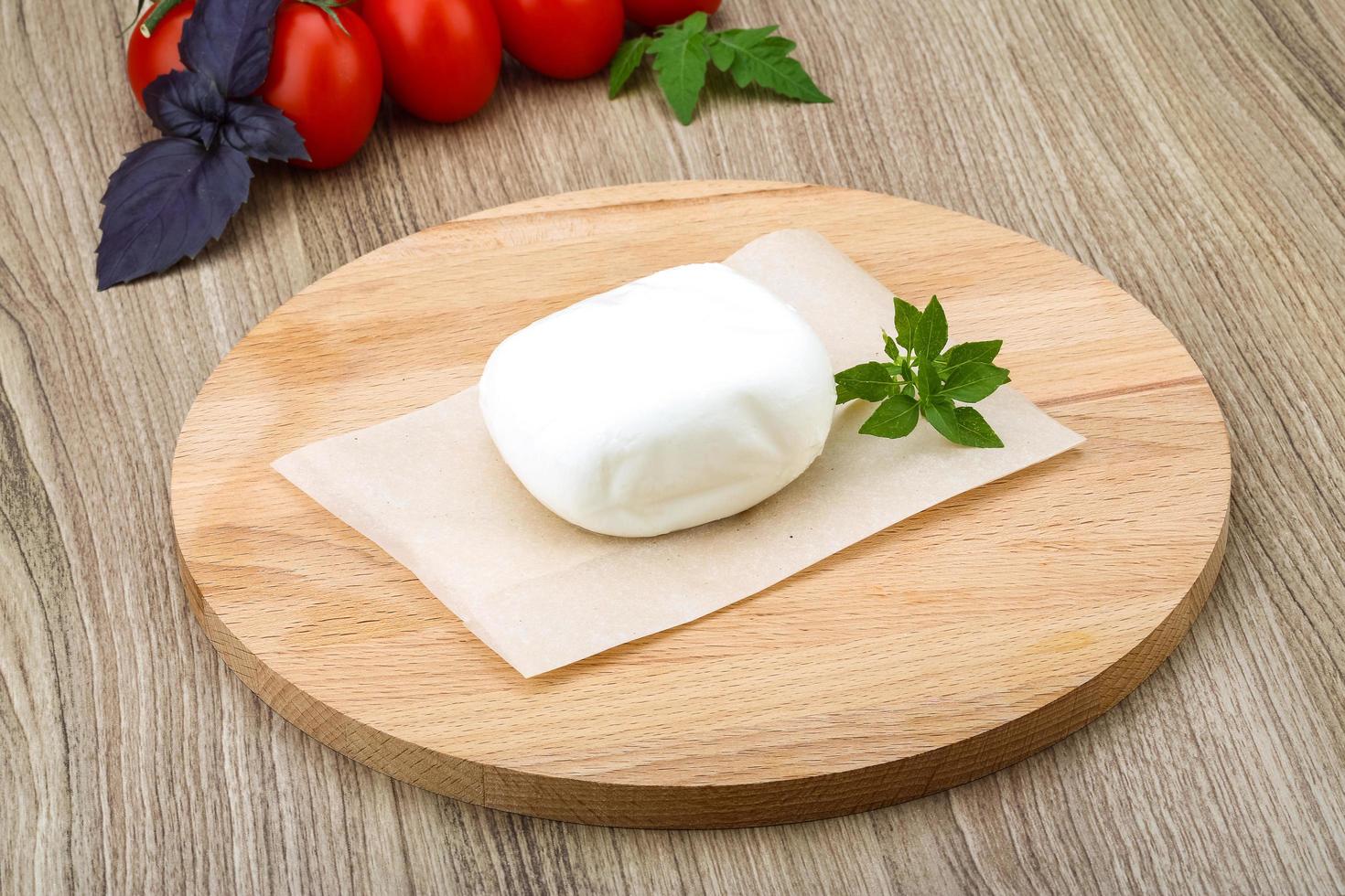 mozzarella formaggio su tavola foto