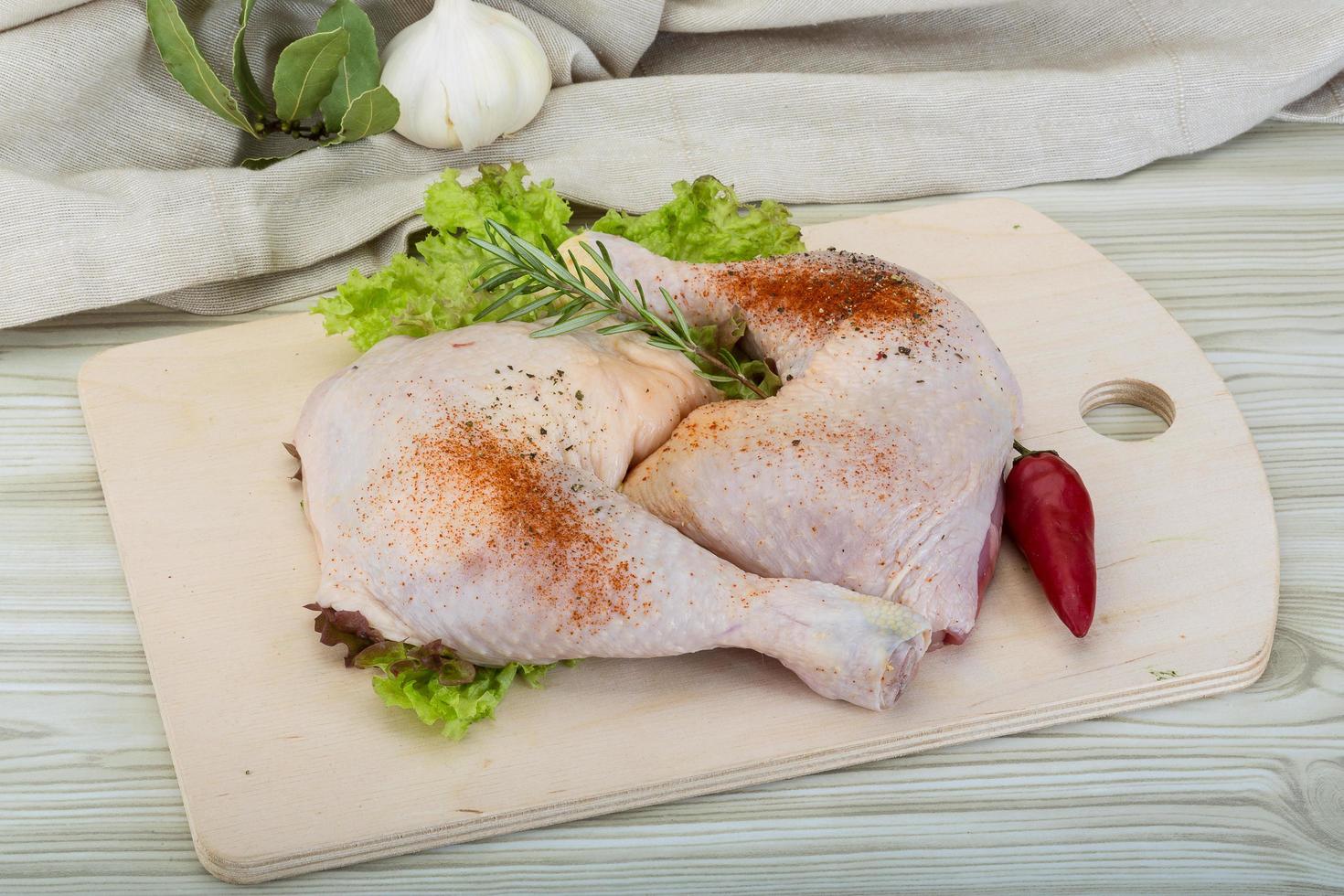 pollo coscia su di legno tavola e di legno sfondo foto