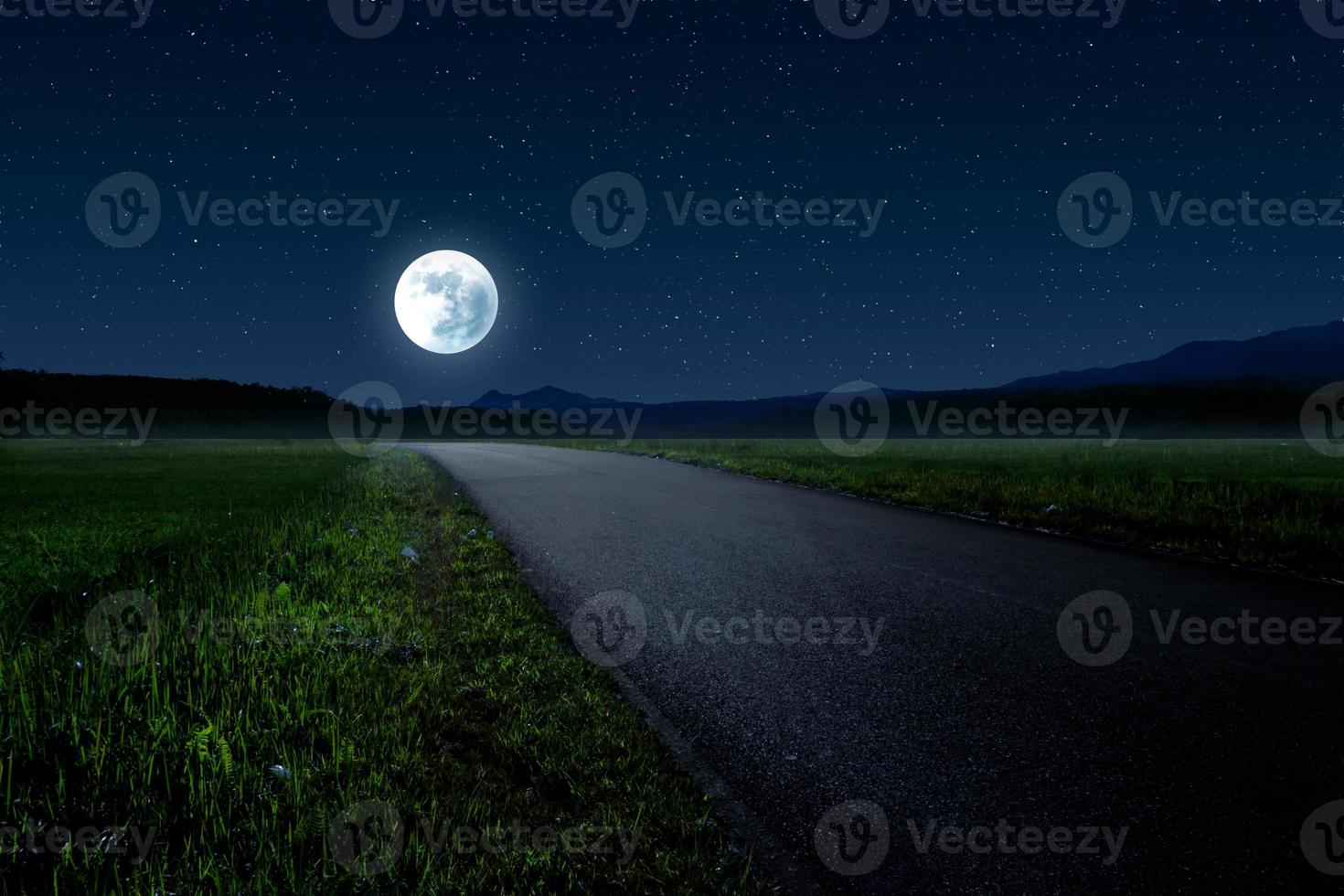 bellissimo notte paesaggio con vuoto autostrada foto