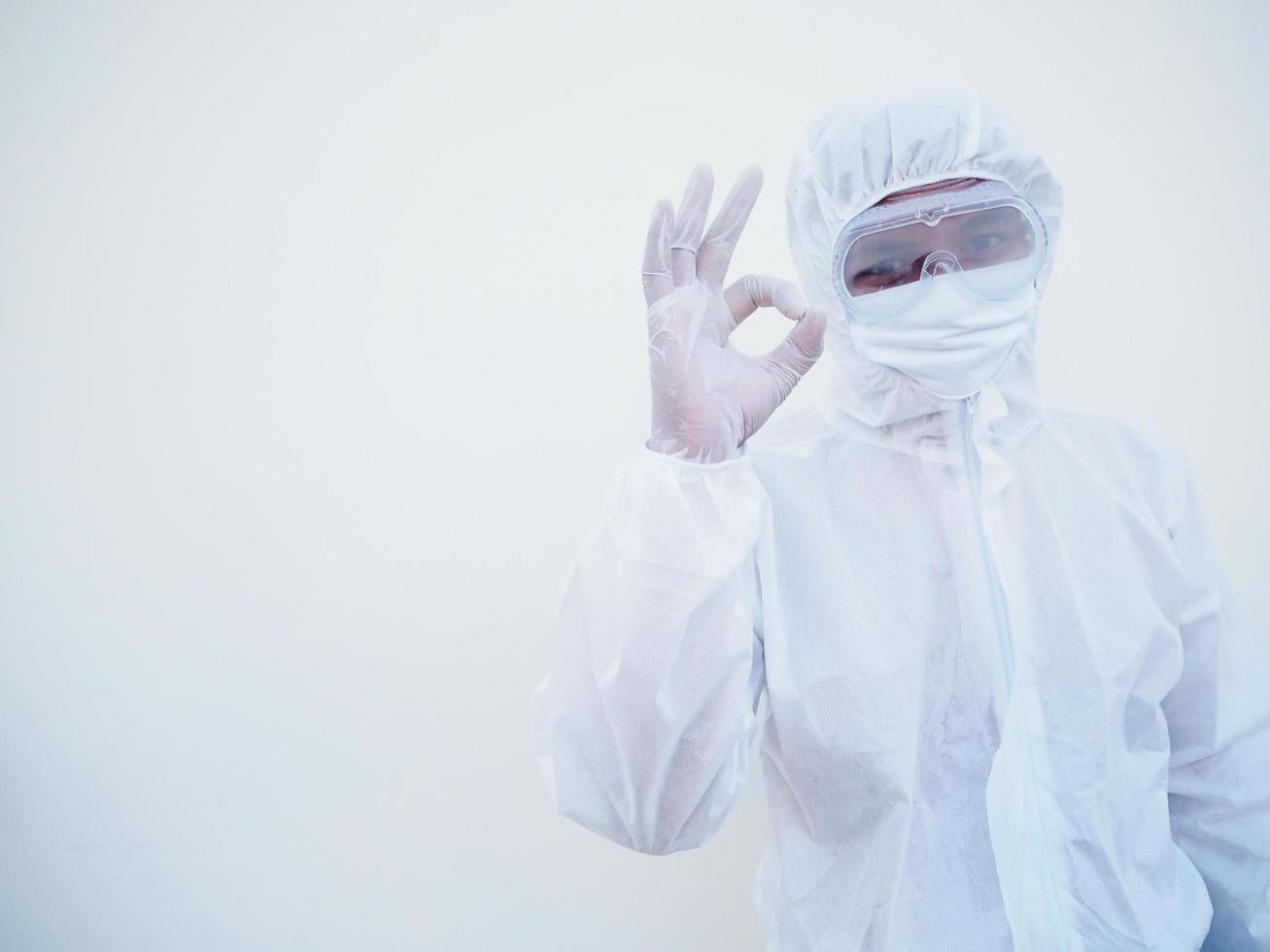 medico o scienziato nel ppe suite uniforme mostrando amore mano cartello. coronavirus o covid-19 con guardare inoltrare isolato bianca sfondo foto