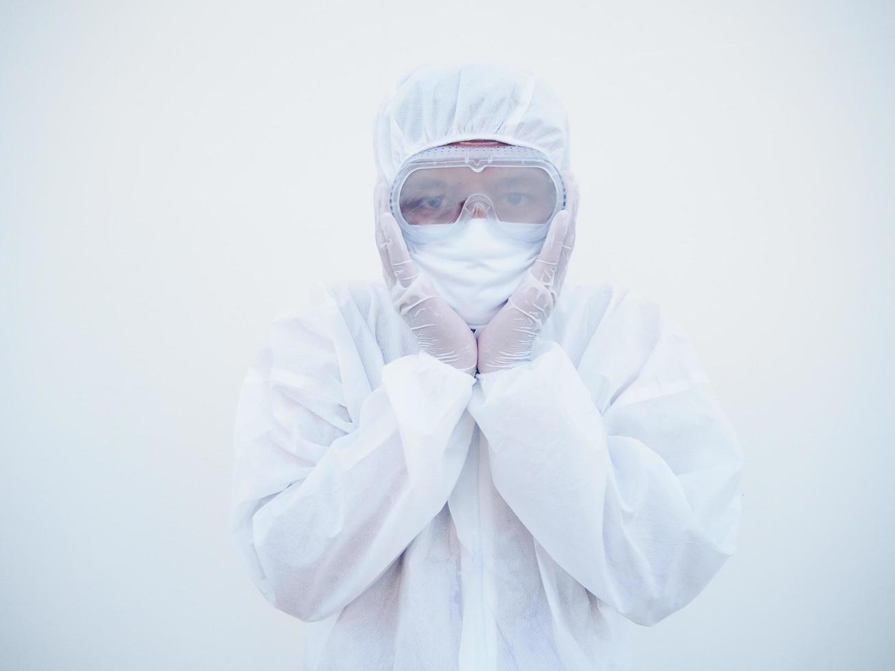 asiatico medico o scienziato nel ppe suite uniforme coperture orecchie con mani. Pericolo di coronavirus o covid-19 concetto isolato bianca sfondo foto