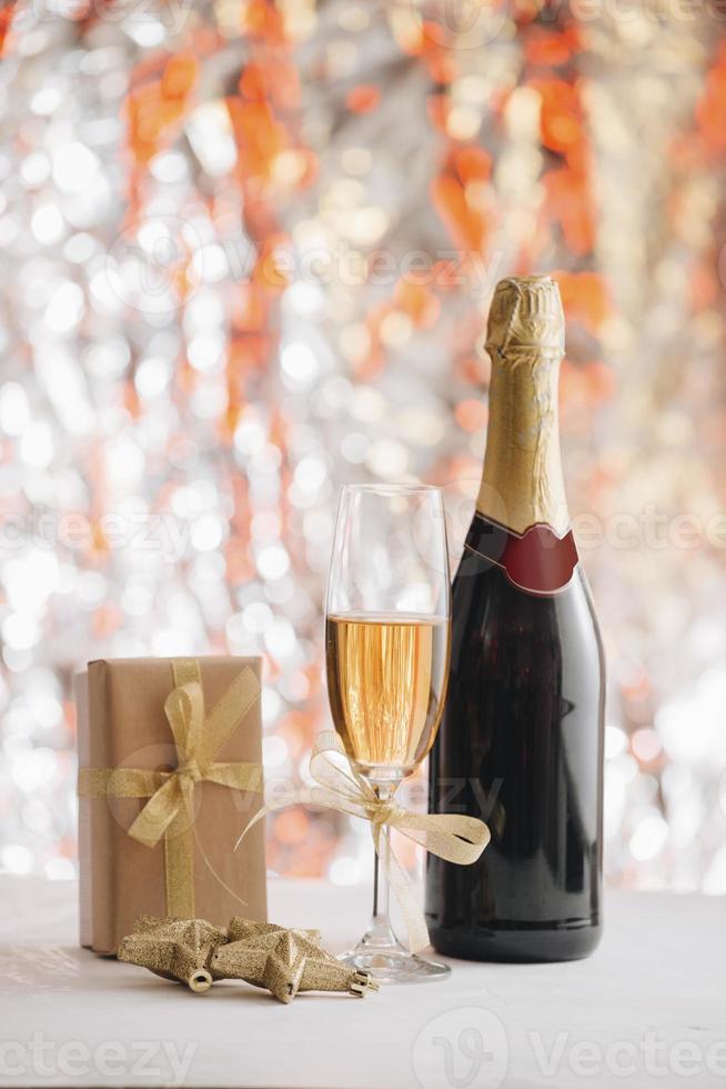 contento nuovo anno - Champagne e serpentina foto