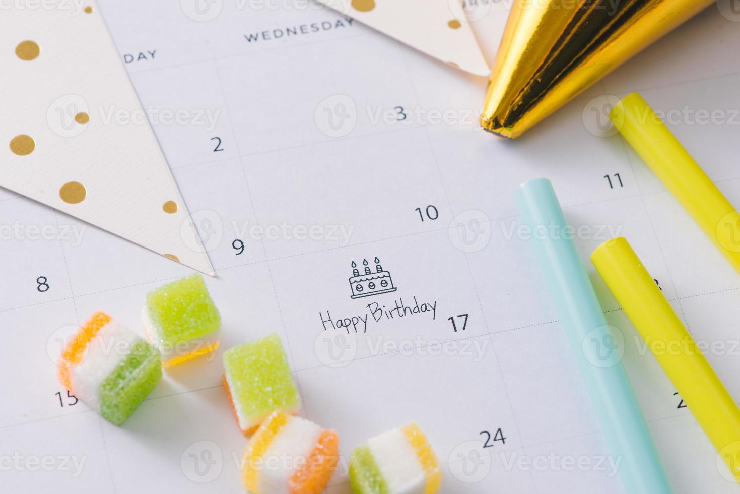 scrittura torta su calendario contento compleanno foto