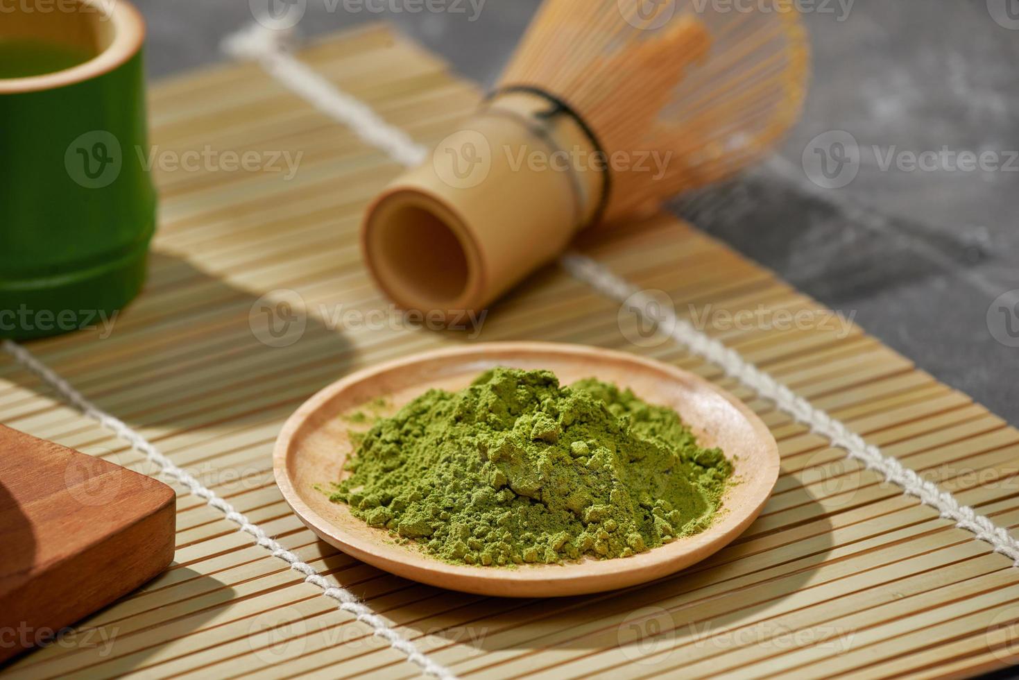 biologico verde matcha tè su di legno tavolo, copyspace foto