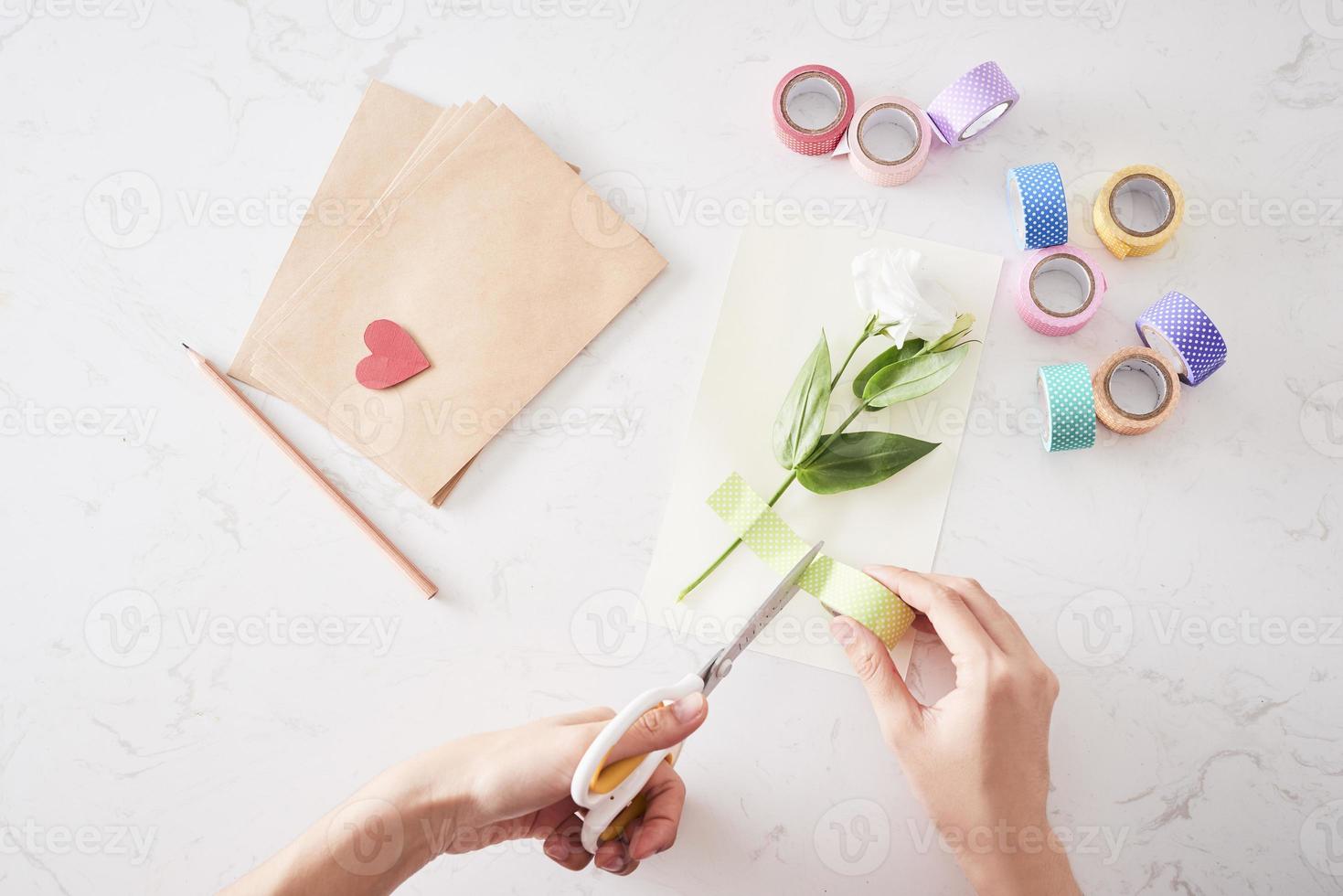 mani di donna fabbricazione compleanno carta, Visualizza a partire dal il superiore foto