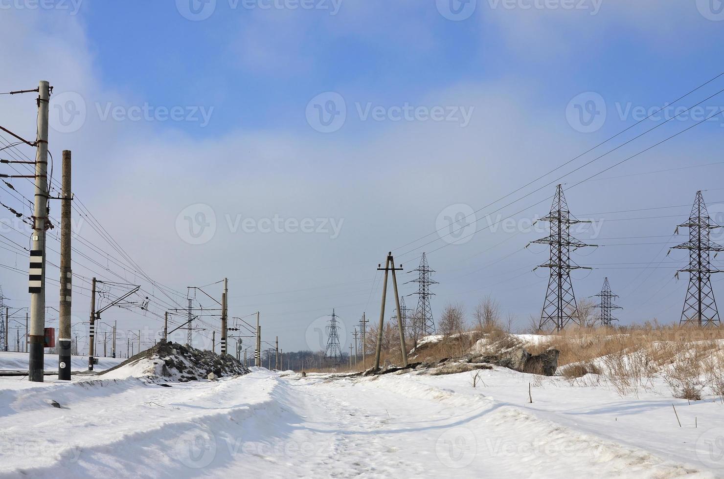 inverno paesaggio con torri di trasmissione Linee foto