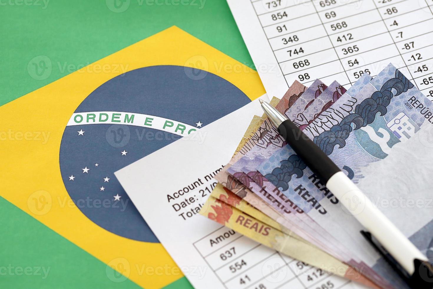 penna con brasiliano i soldi fatture su vuoto di lotteria gioco. concetto di fortuna e gioco d'azzardo nel brasile foto