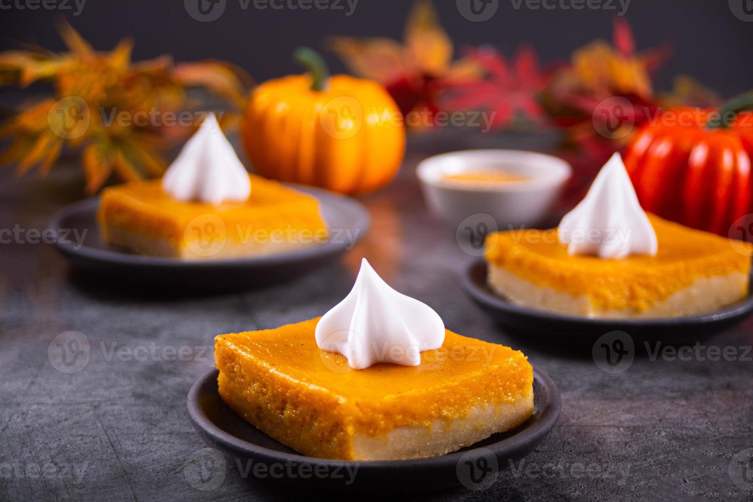 fetta di fresco al forno tradizionale americano fatti in casa zucca torta decorazione frustato crema per festeggiare vacanze foto