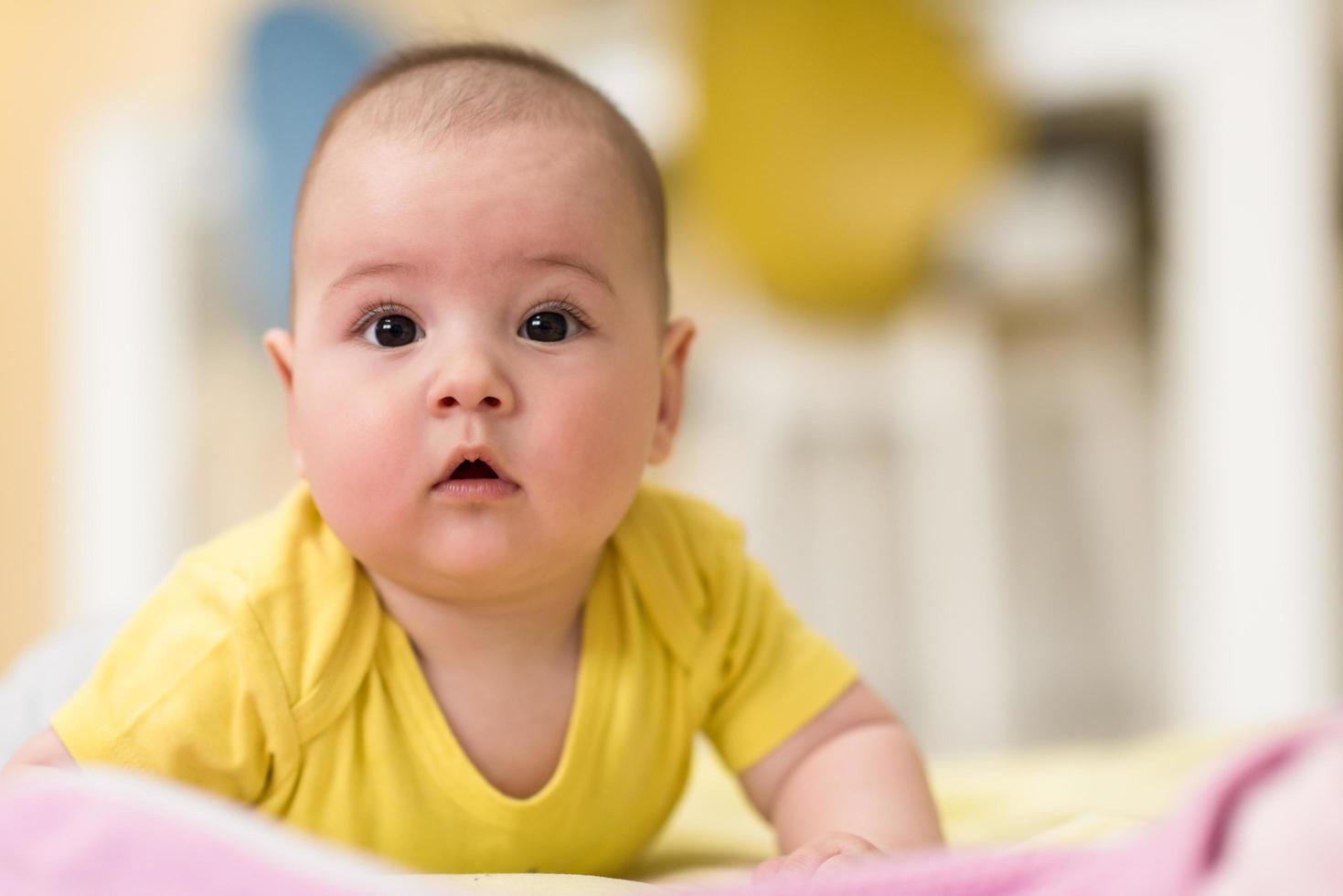 neonato bambino ragazzo giocando su il pavimento foto