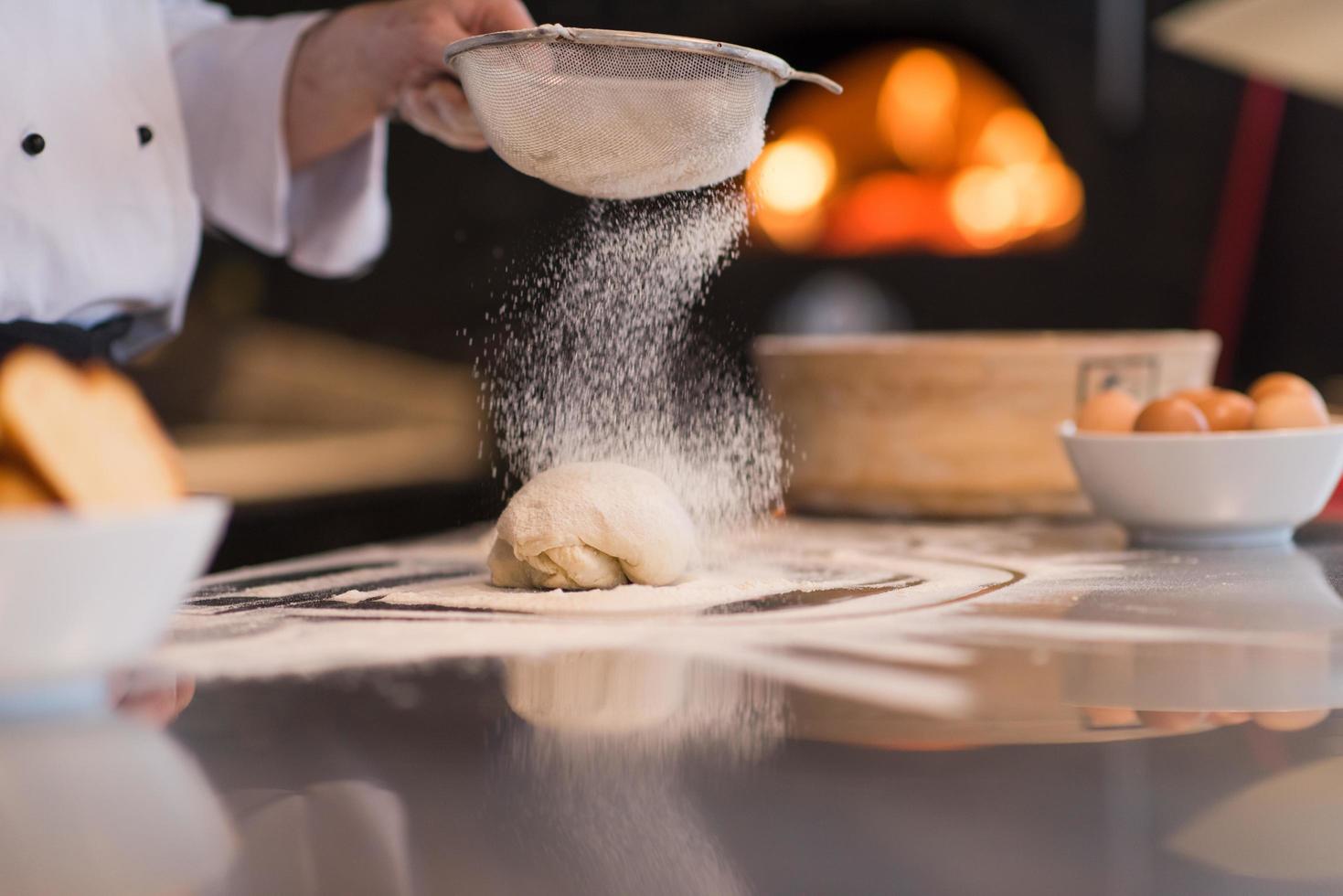 capocuoco aspersione Farina al di sopra di fresco Pizza Impasto foto