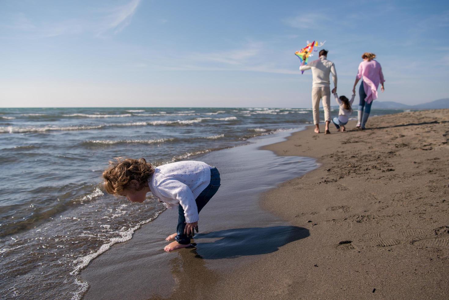 contento famiglia godendo vecazione durante autunno giorno foto