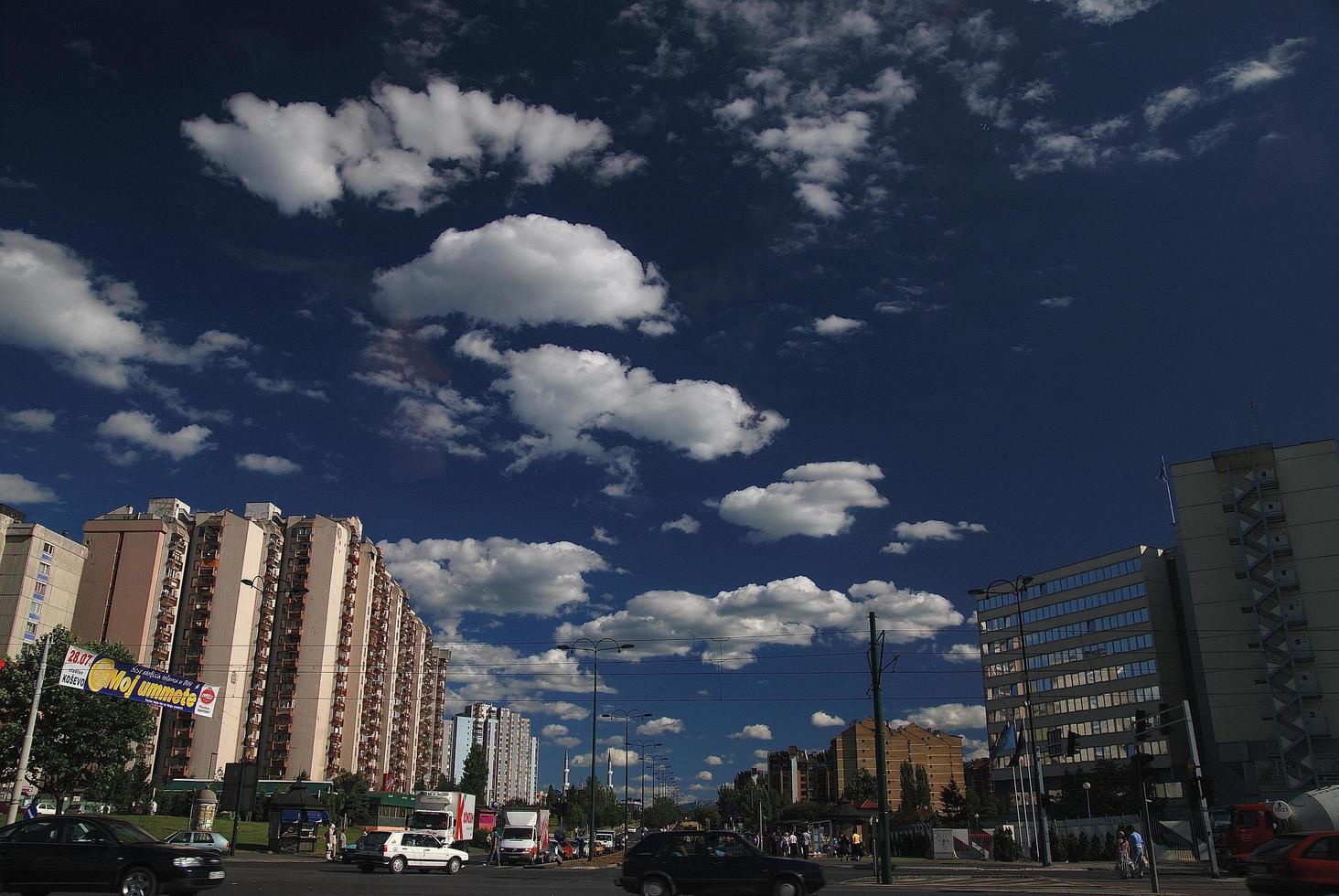 traffico nel il città e blu cielo con drammatico nuvole foto