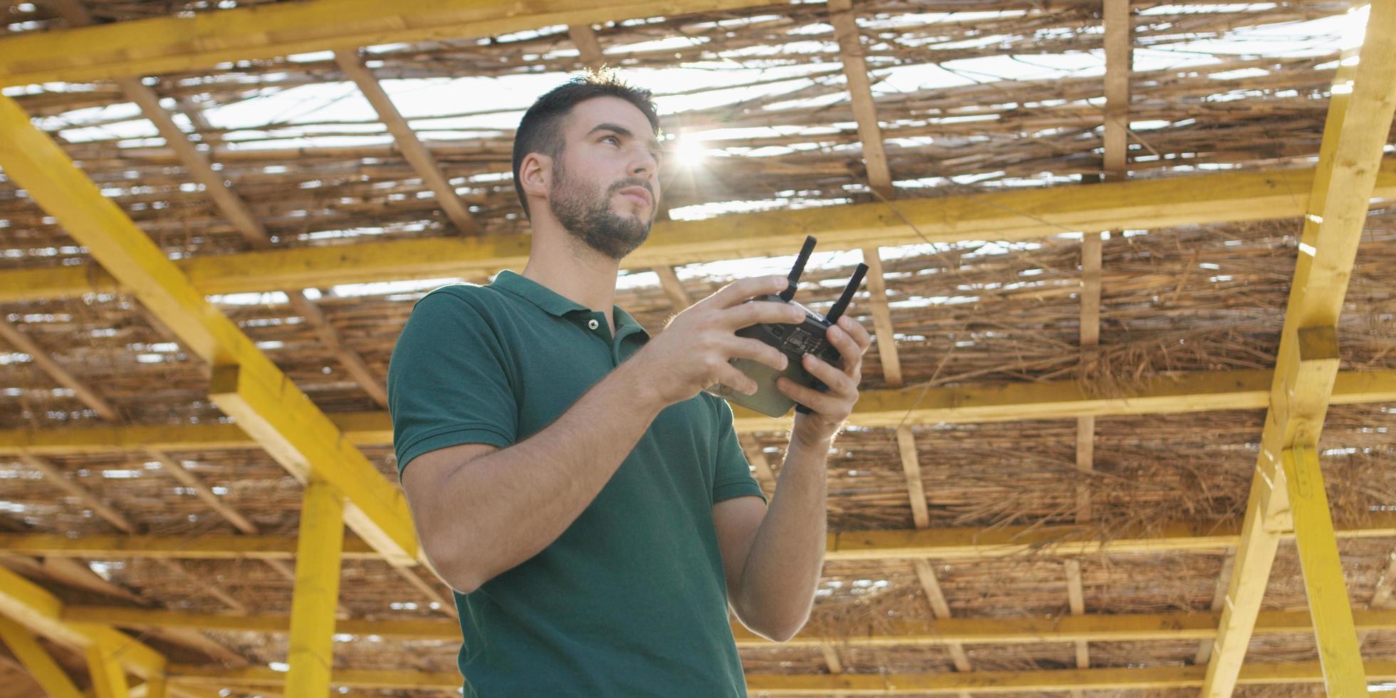 uomo operativo fuco di il mare foto