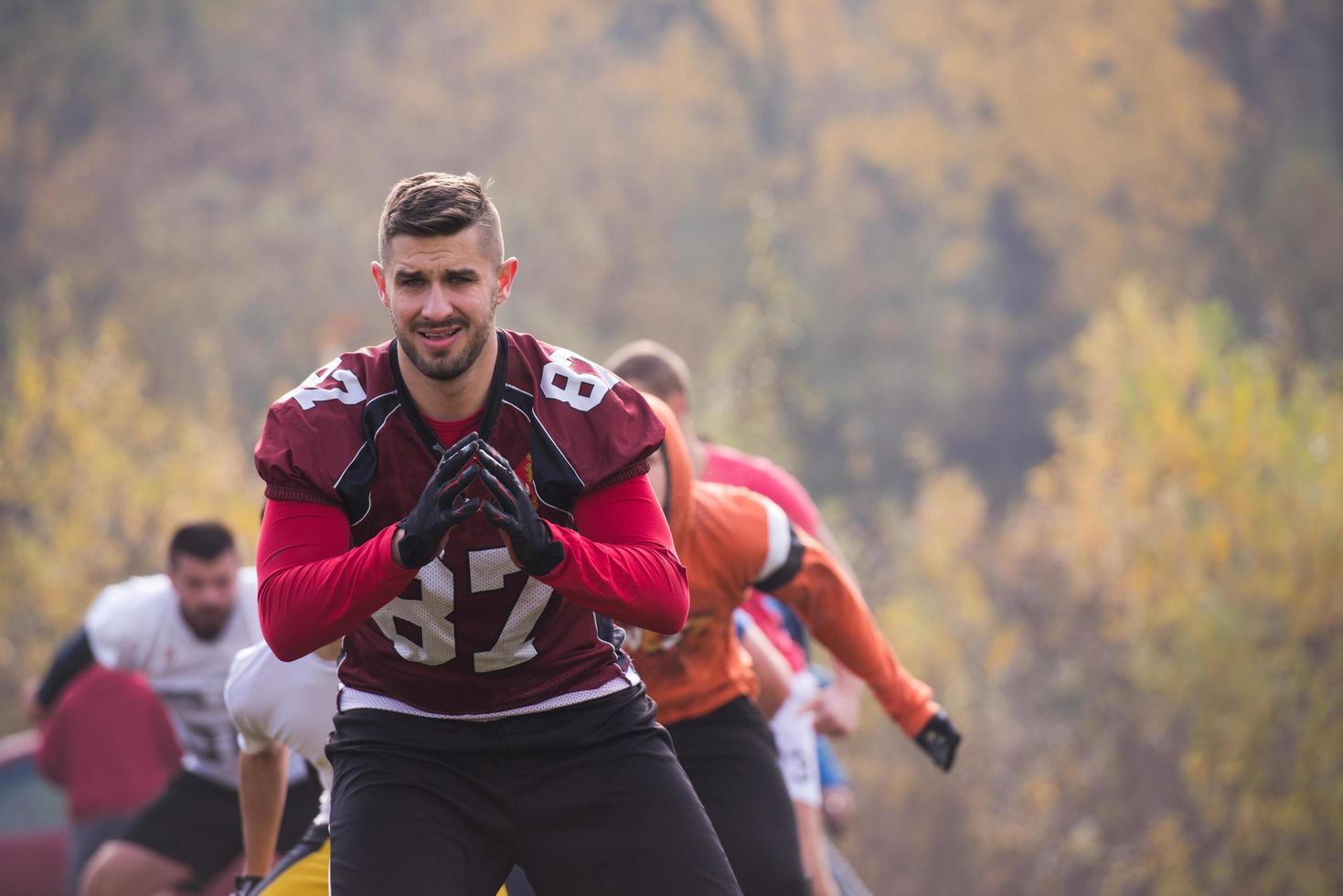 americano calcio Giocatori allungamento e riscaldamento su foto