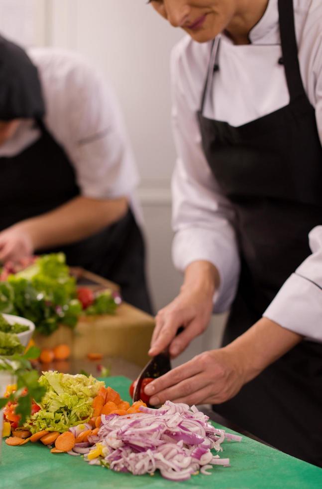 squadra cuochi e chef preparazione pasto foto