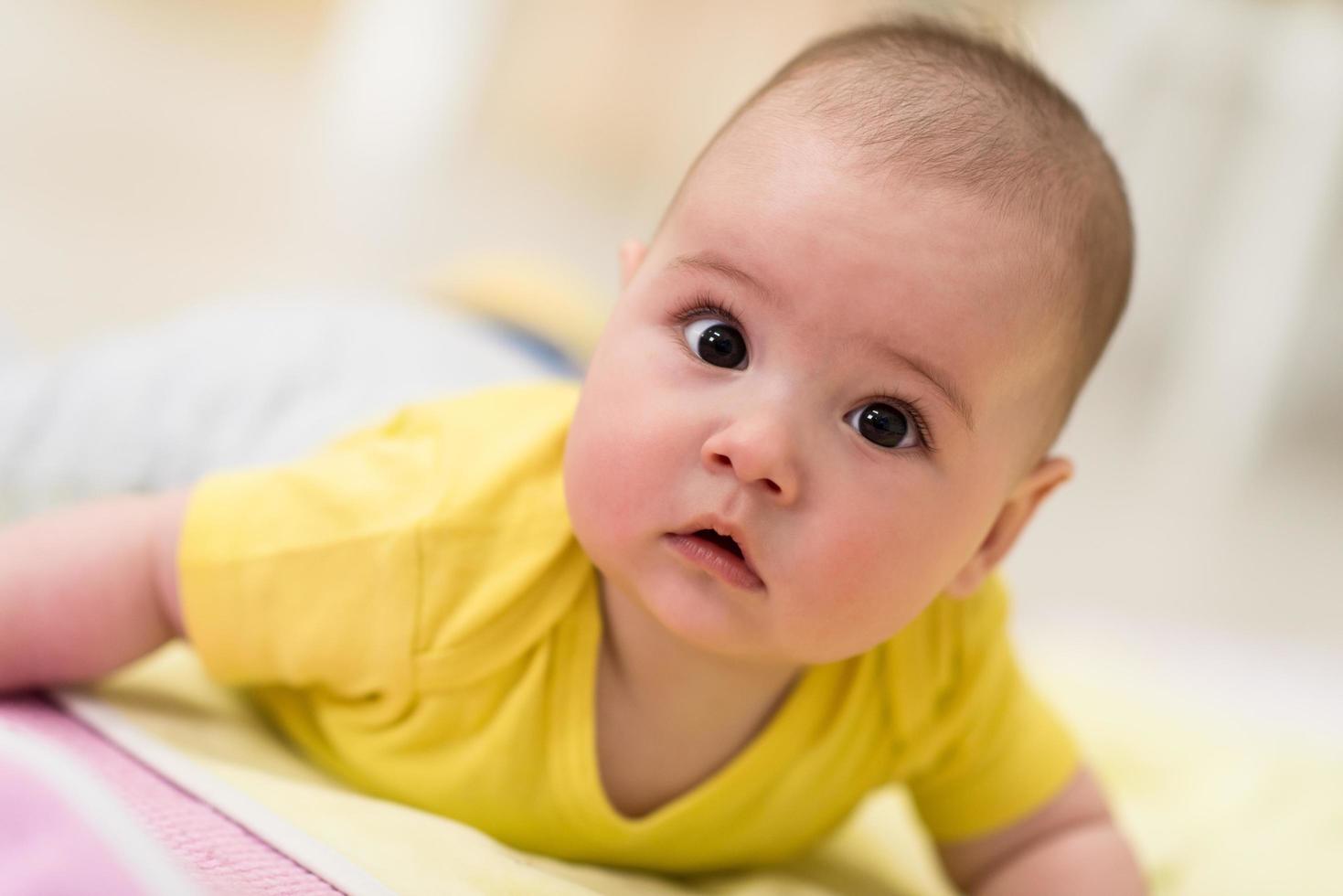 neonato bambino ragazzo giocando su il pavimento foto