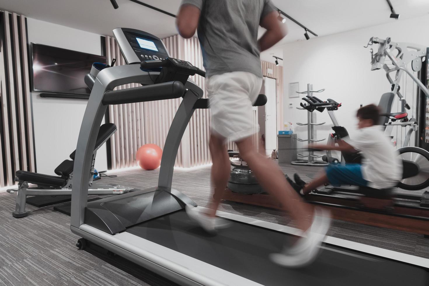 padre e figlio treno insieme a casa palestra. il concetto di salutare vita. selettivo messa a fuoco foto