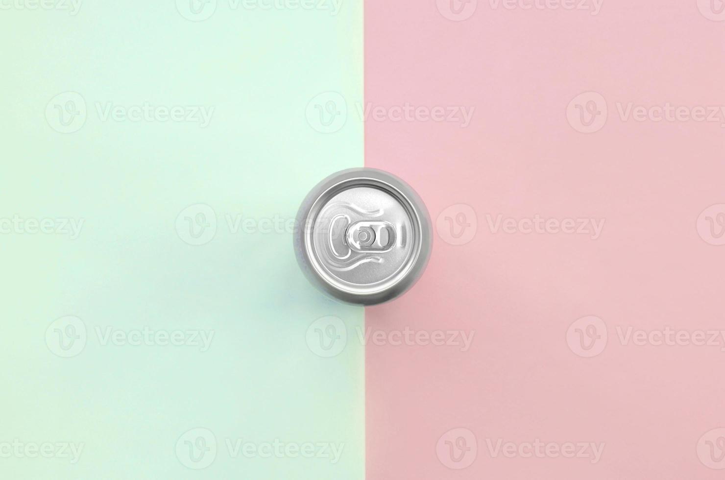 metallico birra può su struttura sfondo di moda pastello turchese e rosa colori foto