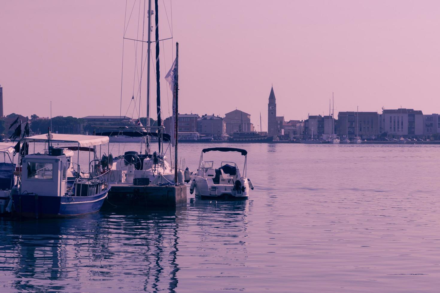 un' fotografia di un' nave e un' lusso yacht ancorato nel porta. bellissimo foto di un' mediterraneo porta