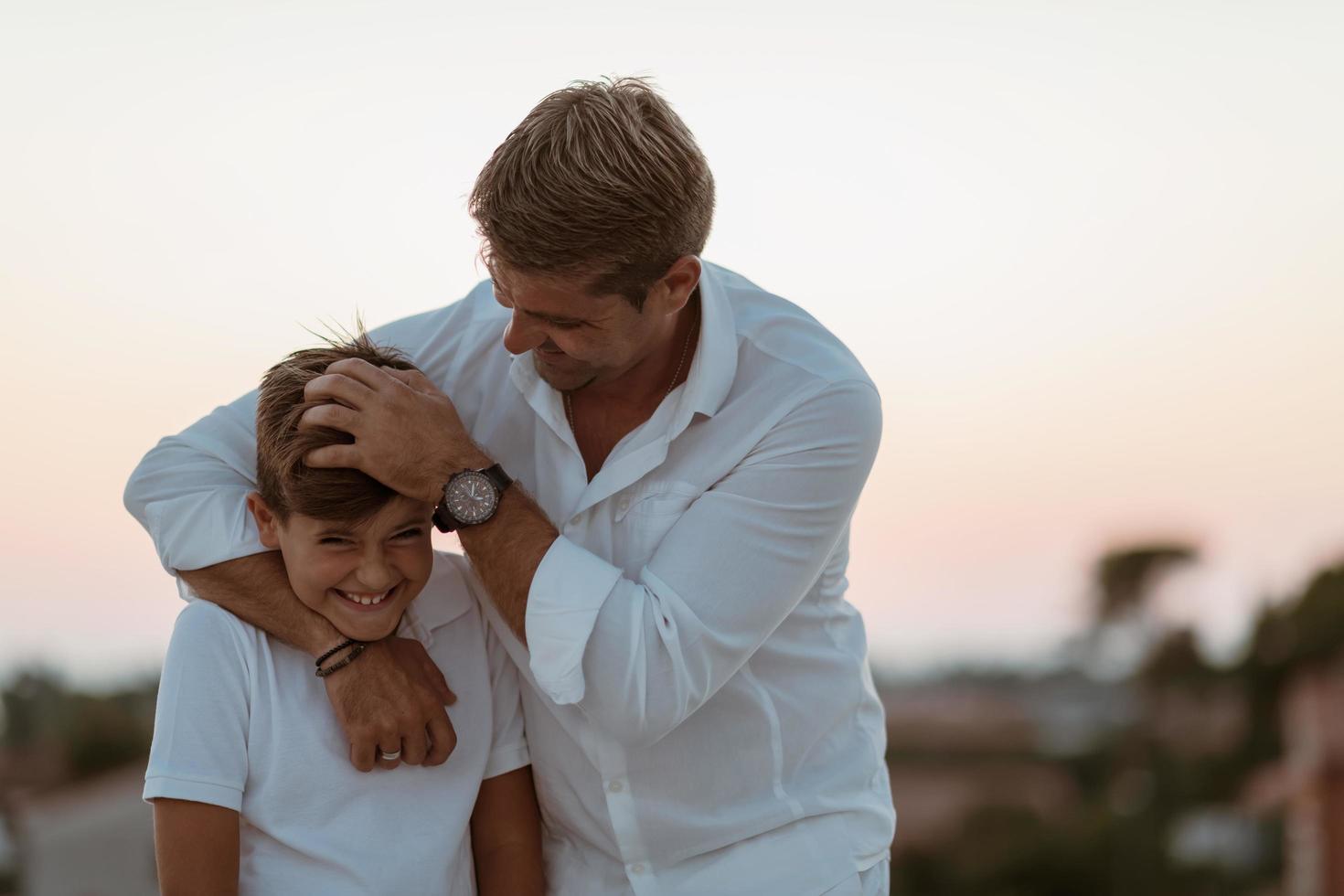 famiglia godendo all'aperto foto