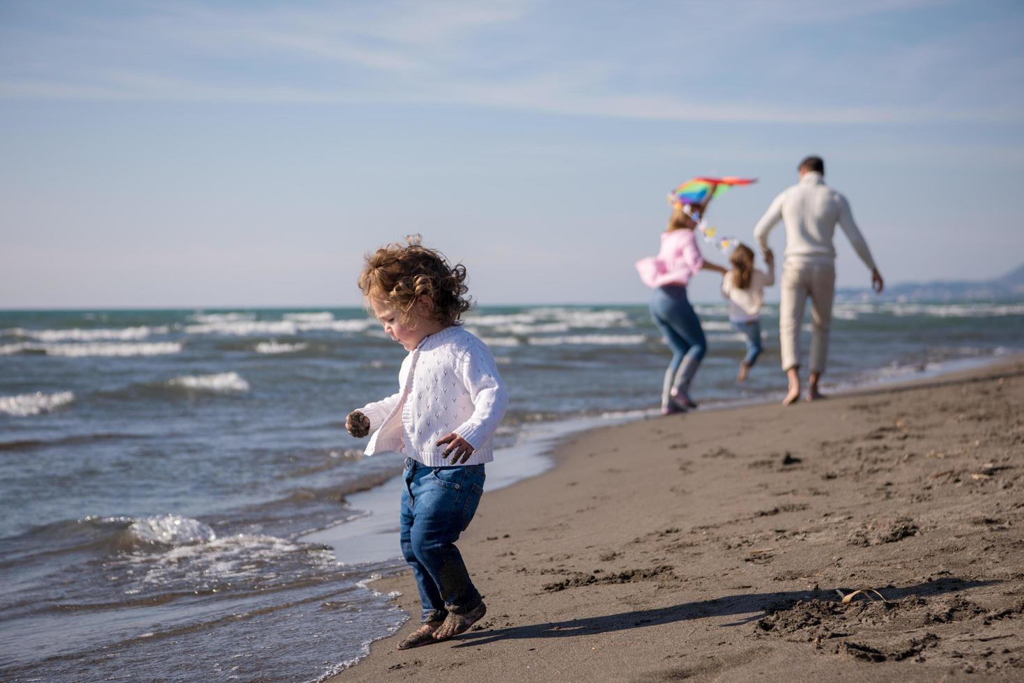 contento famiglia godendo vecazione durante autunno giorno foto