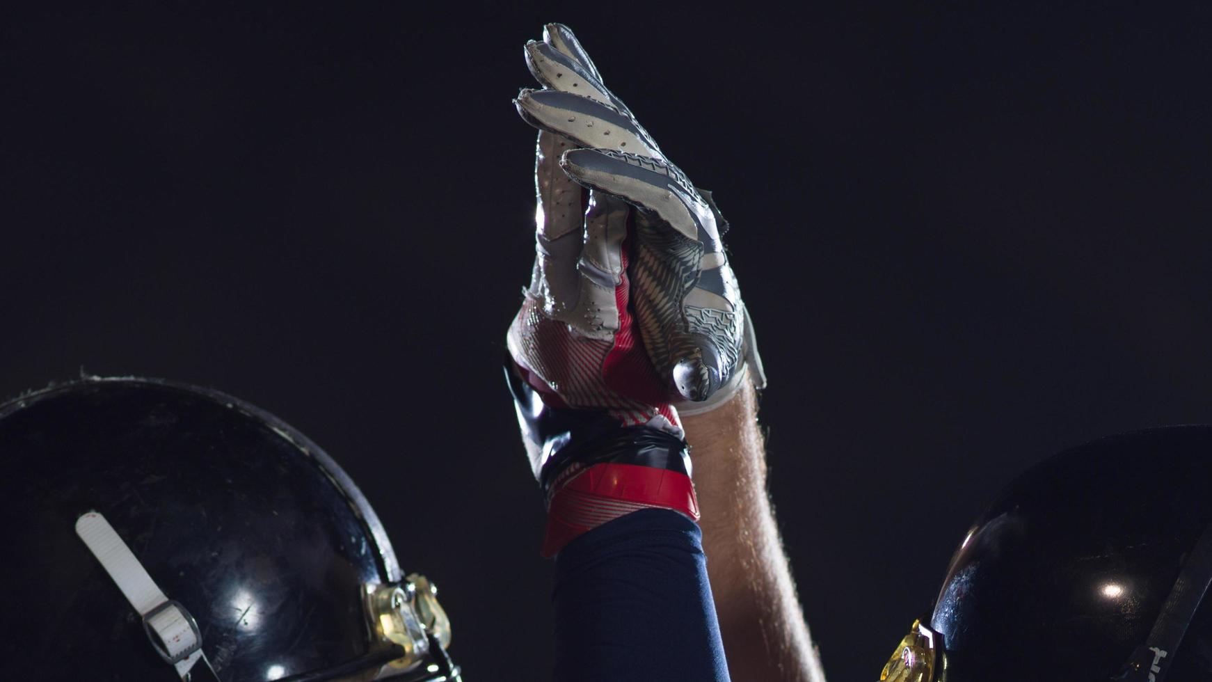 americano calcio Giocatori festeggiare dopo punteggio un' touchdown foto