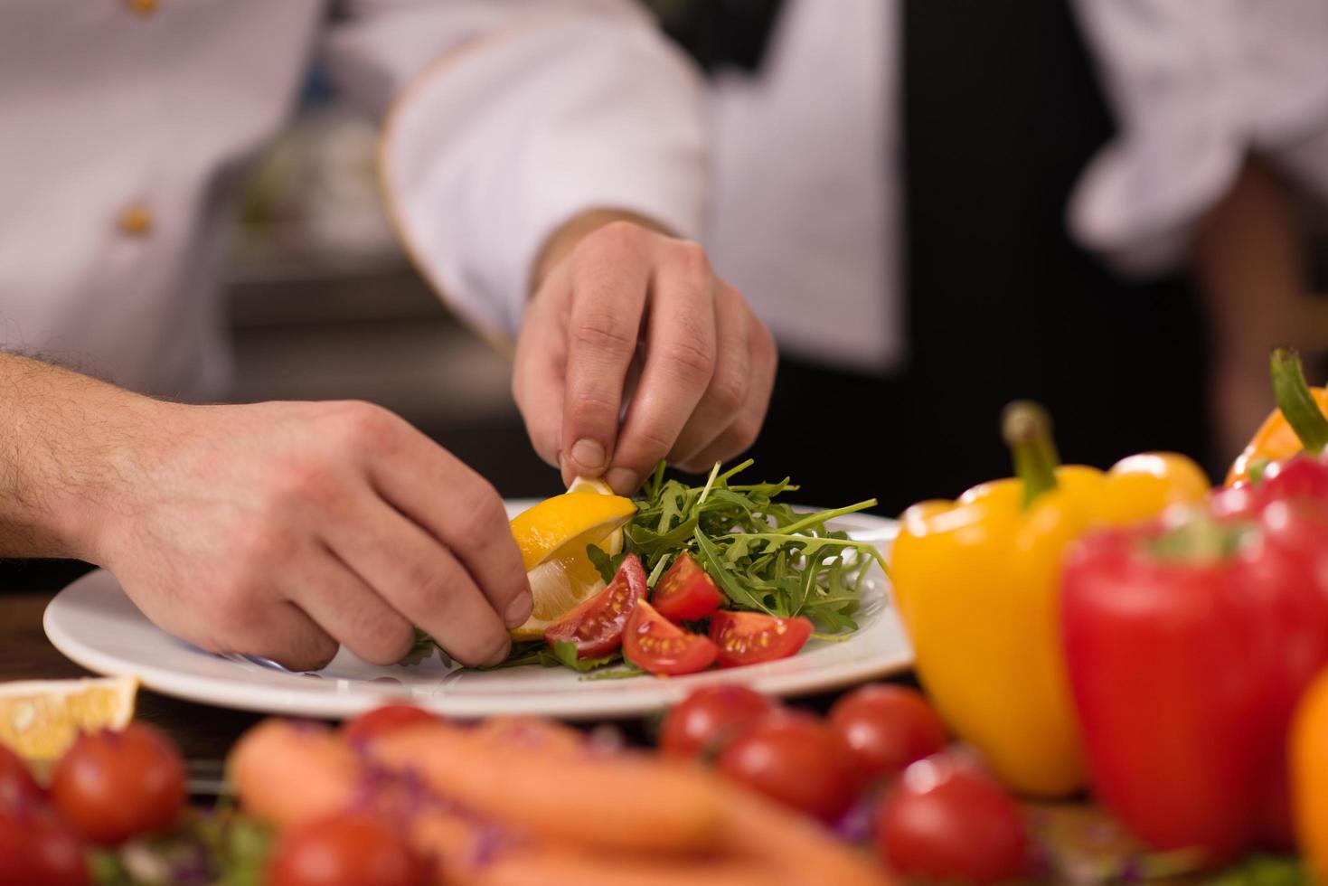 capocuoco servendo verdura insalata foto