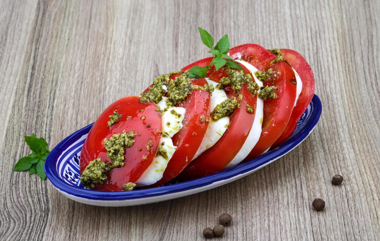 insalata caprese sul piatto foto