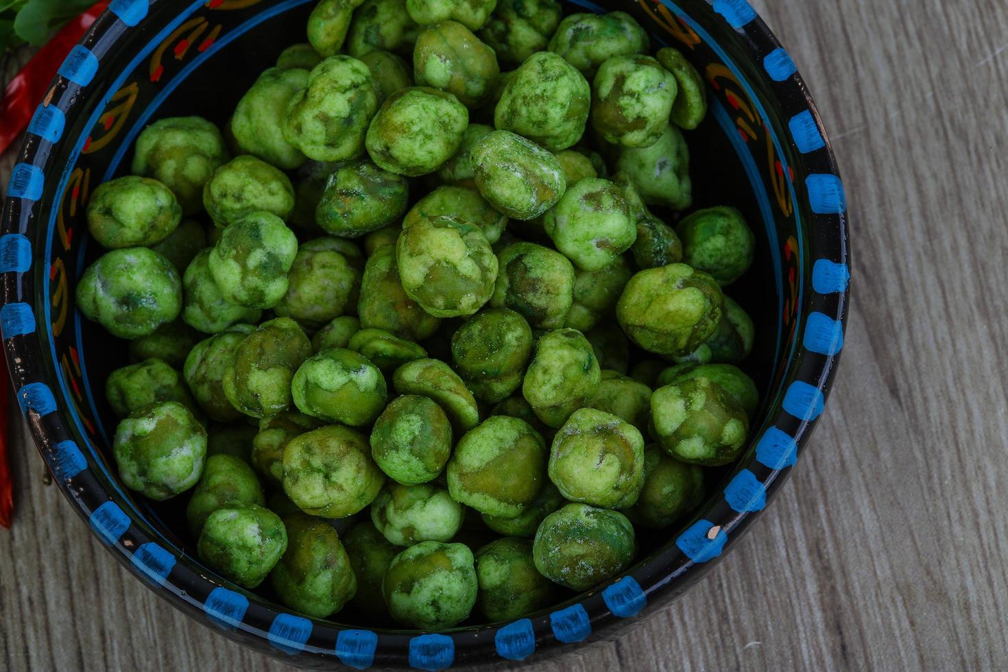 wasabi piselli su legna foto