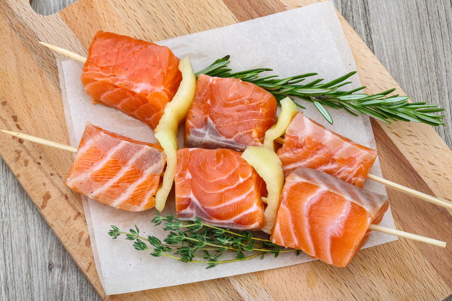 salmone spiedo su legna foto