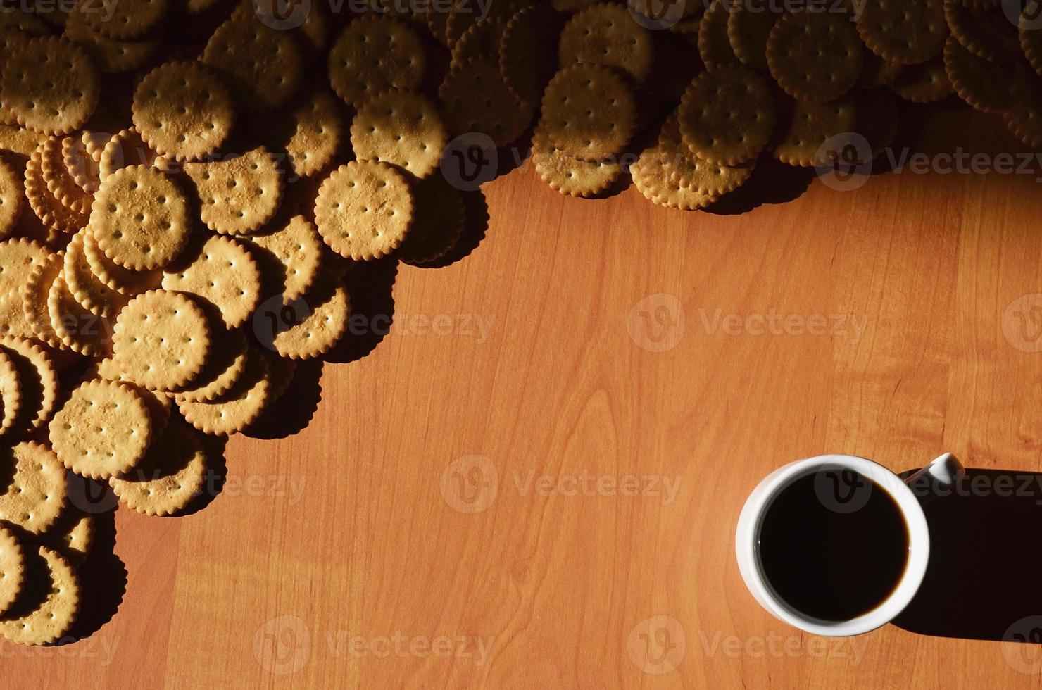 piccolo caffè tazza e salato cracker foto