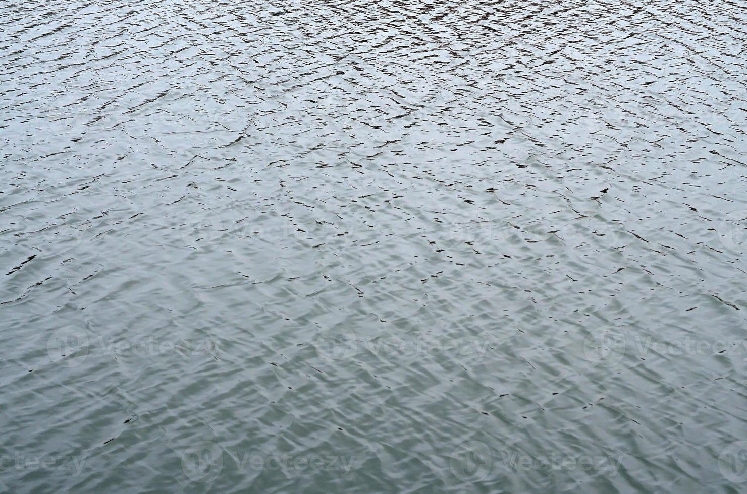 il struttura di il acqua nel il fiume sotto il influenza di vento. un' lotto di superficiale onde su il acqua superficie foto