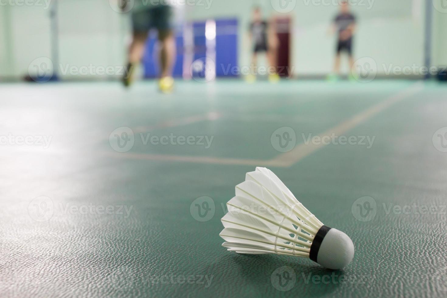 volano su il pavimento Tribunale badminton. concetto sport , giocare a, lavoro di squadra, motivazione, atteggiamento. nero e bianca immagine emotivamente. foto