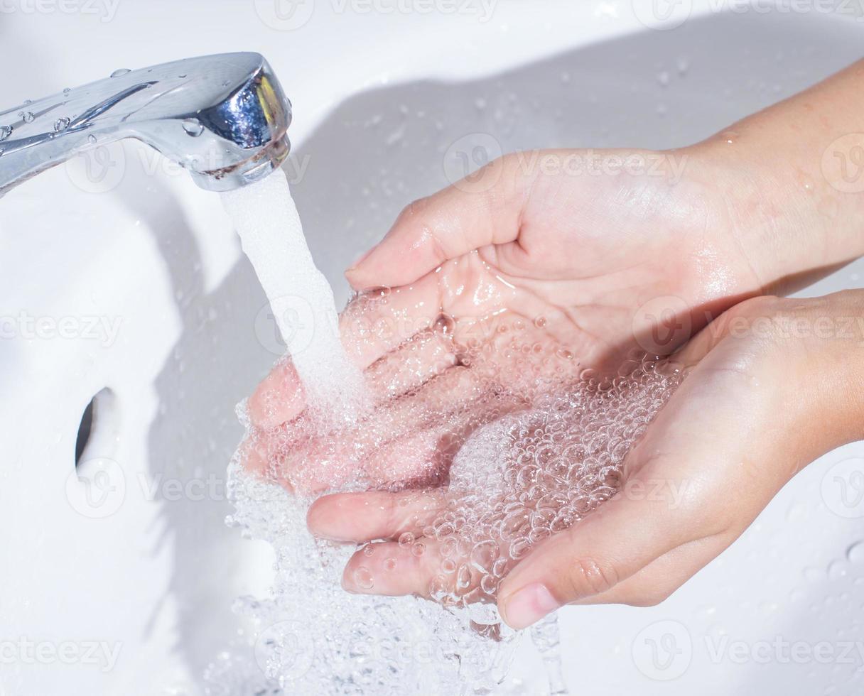 lavarsi le mani con l'acqua foto