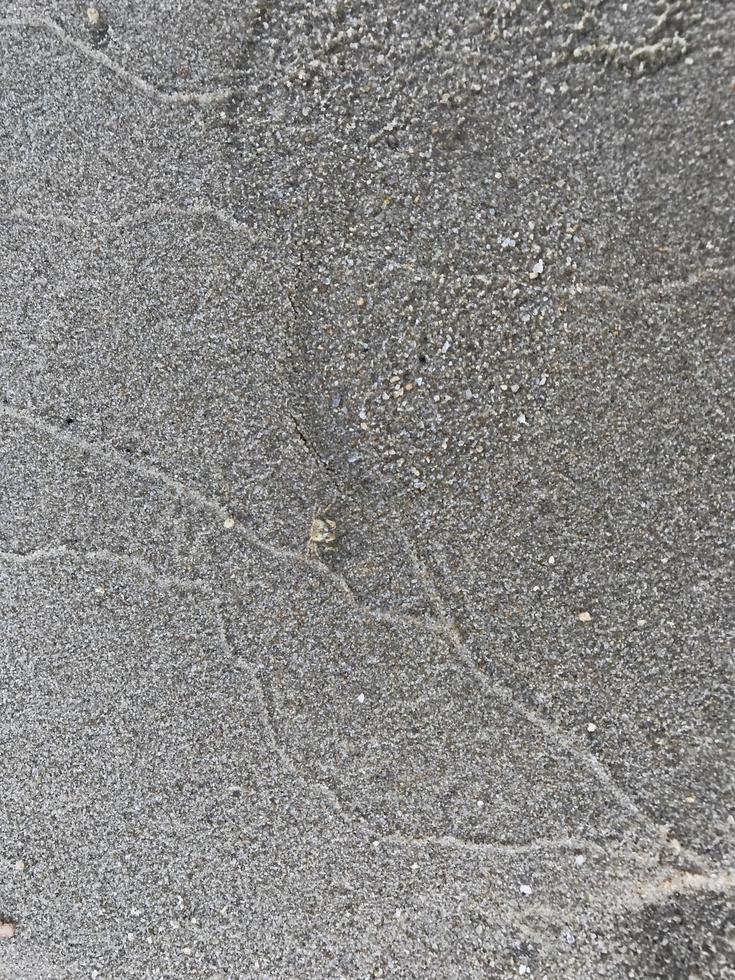 Questo è un' immagine di un' sfondo di sabbia su il spiaggia quello ha appena stato lavato lontano di il onde foto