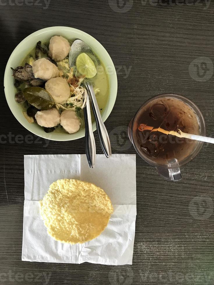 soto è un' tipico indonesiano cibo con fegato e polpetta condimenti più lime come un addizionale aromatizzante. dentro Là è triturati pollo con delizioso caldo riso foto