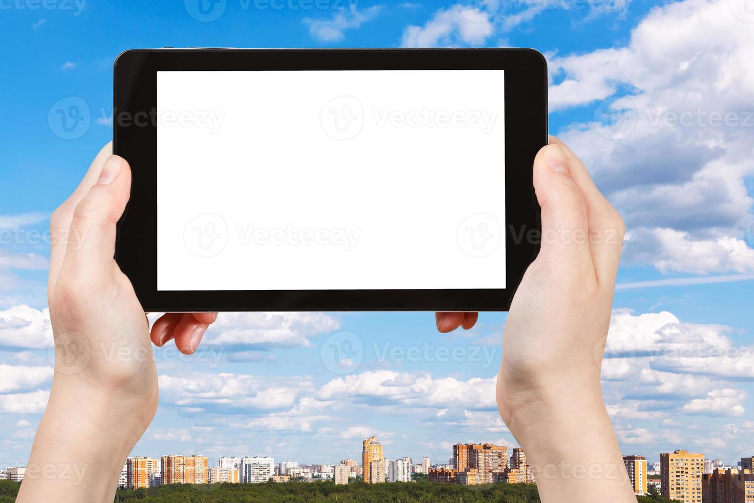 smartphone e blu estate cielo al di sopra di città foto