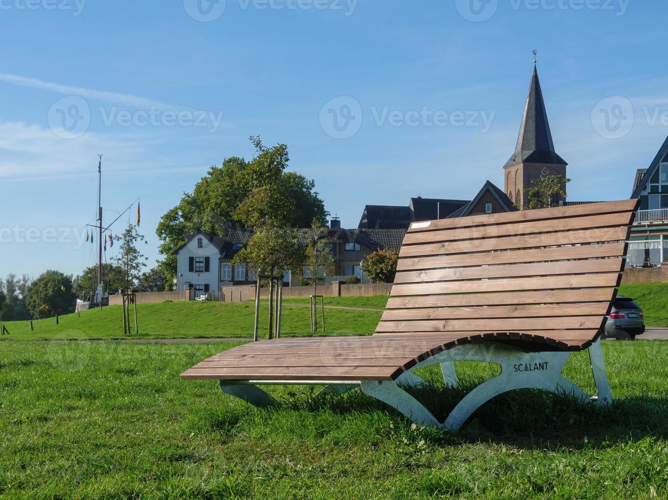 dispiacere villaggio a il Reno fiume foto