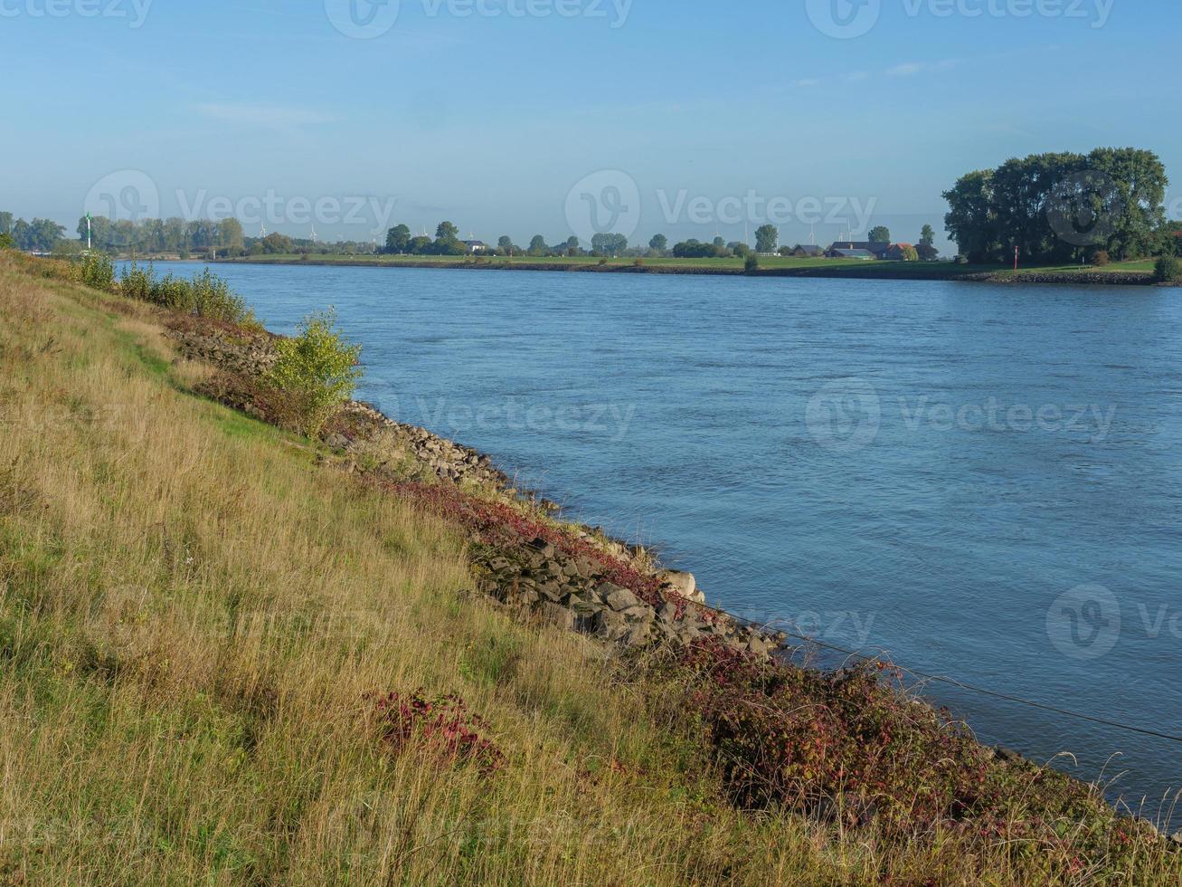 dispiacere villaggio a il Reno fiume foto