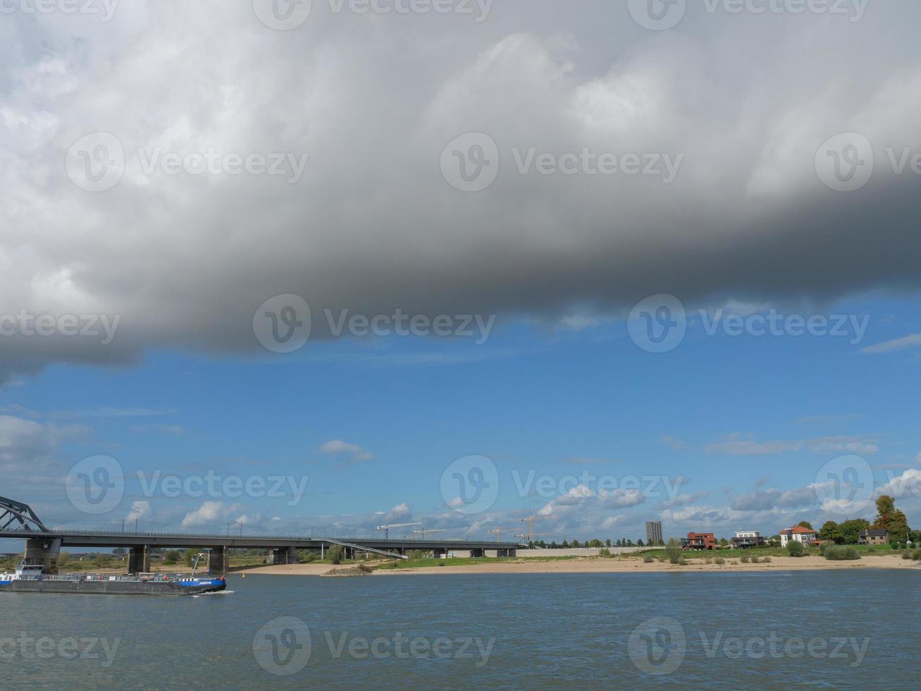 il città di nijmegen a il fiume Waal nel il Olanda foto