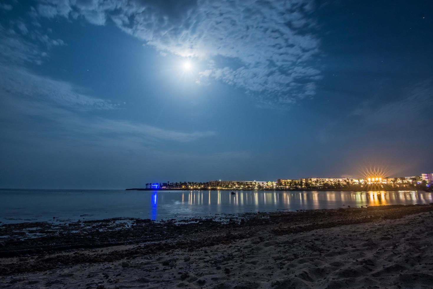 luminosa Luna e colorato luci nel il notte su vacanza nel Egitto foto