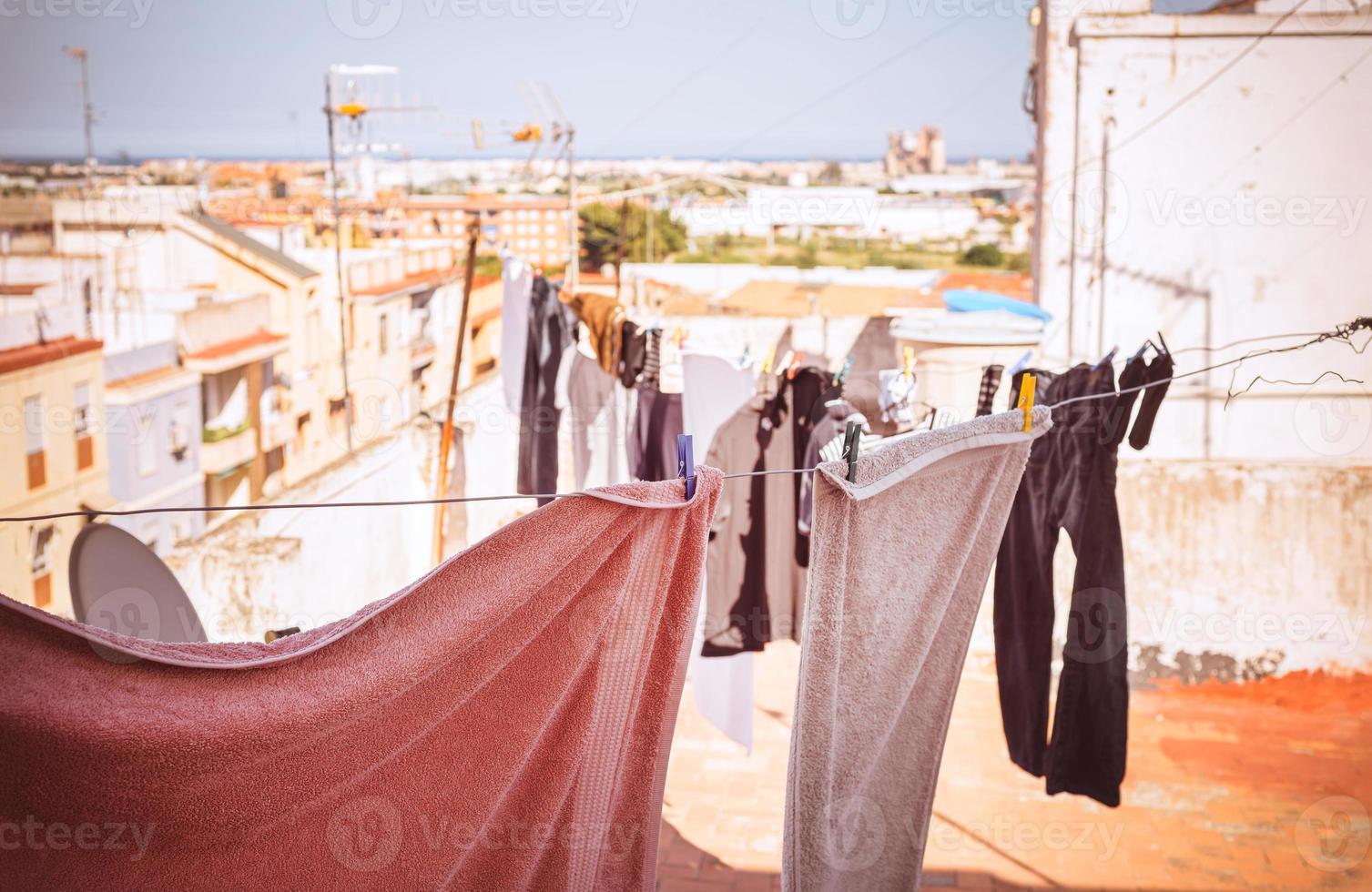 Abiti essiccazione su il clothesline su il veranda su il tetto di il Casa foto